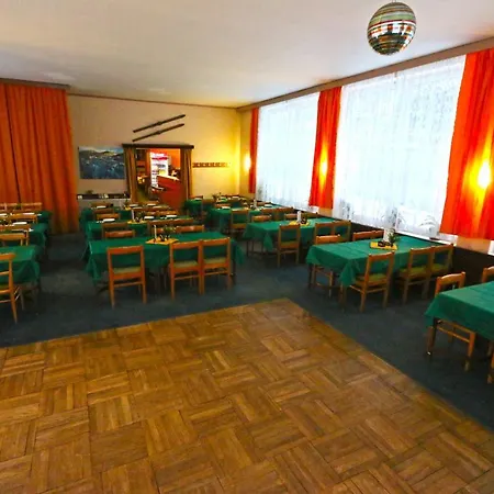 Astoria With Private Skibus Otel 2*