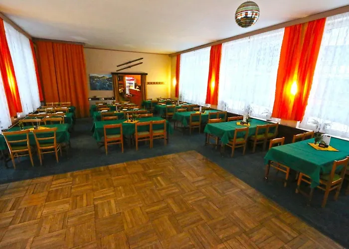 Astoria With Private Skibus Hotel 2*